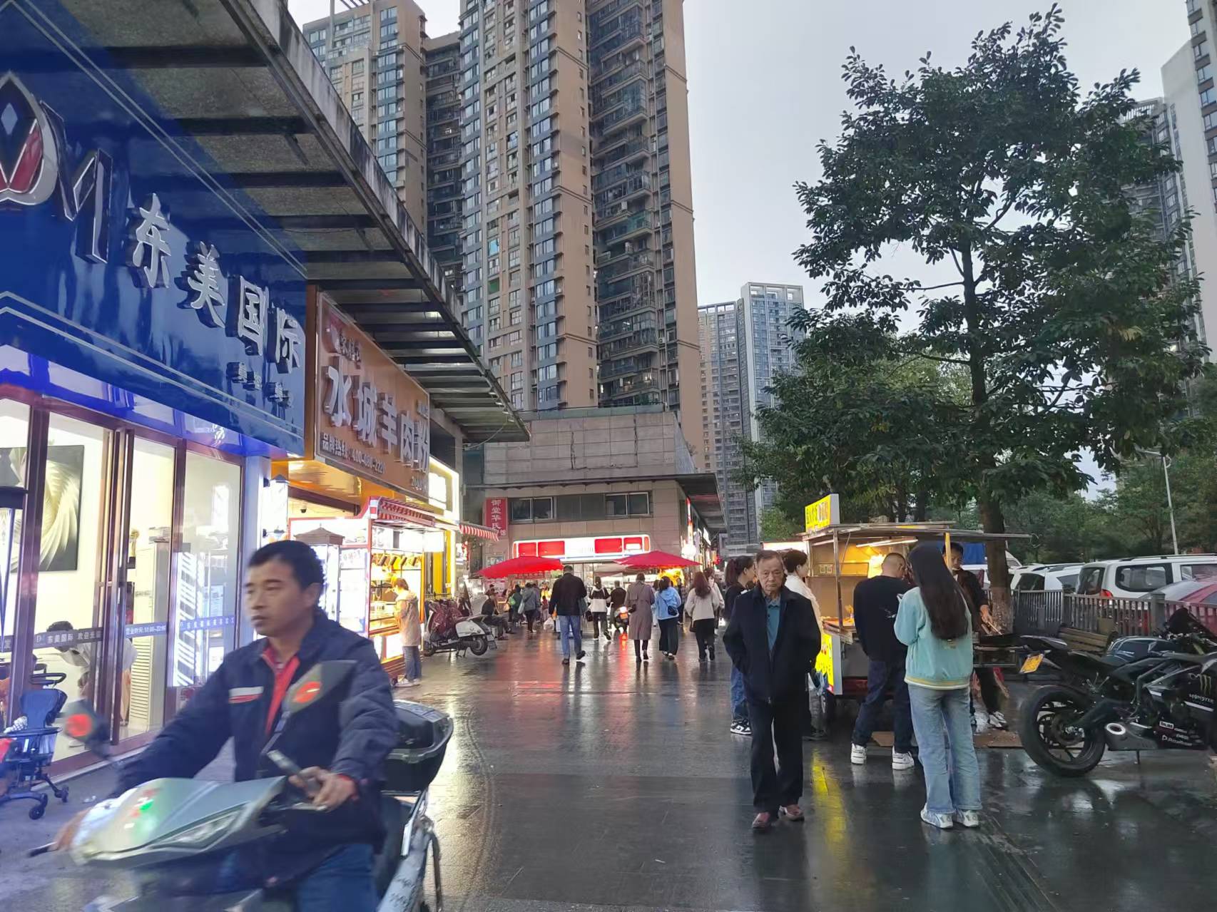 金阳新世界步行街120平有外摆区餐饮店转让